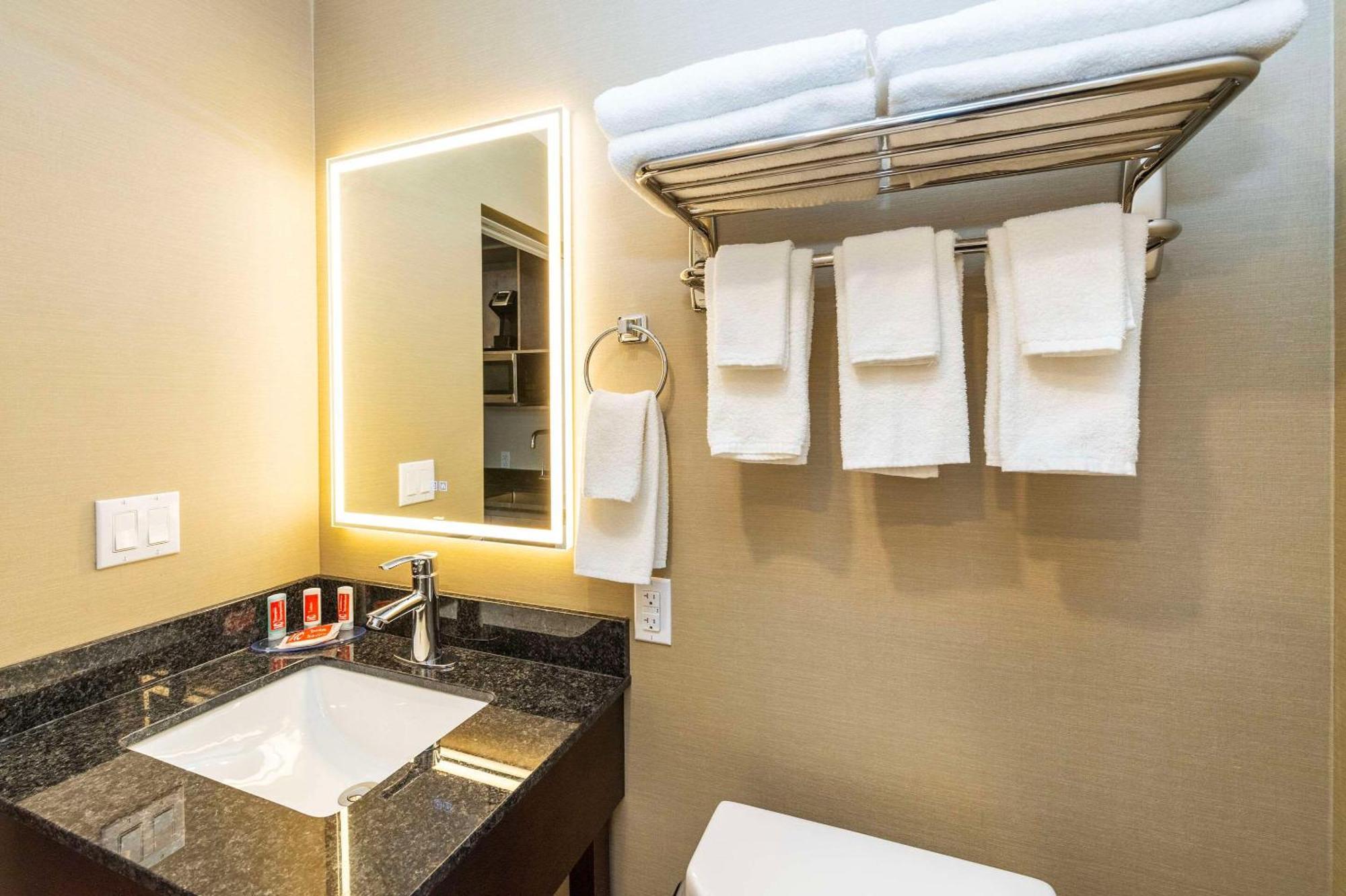 Econo Lodge Inn & Suites พินเชอร์ ครีก ภายนอก รูปภาพ