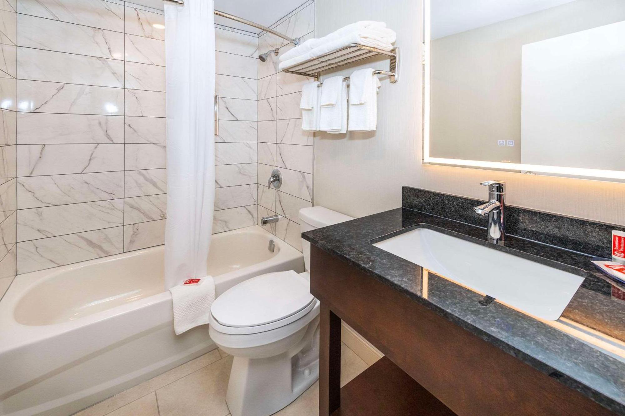 Econo Lodge Inn & Suites พินเชอร์ ครีก ภายนอก รูปภาพ