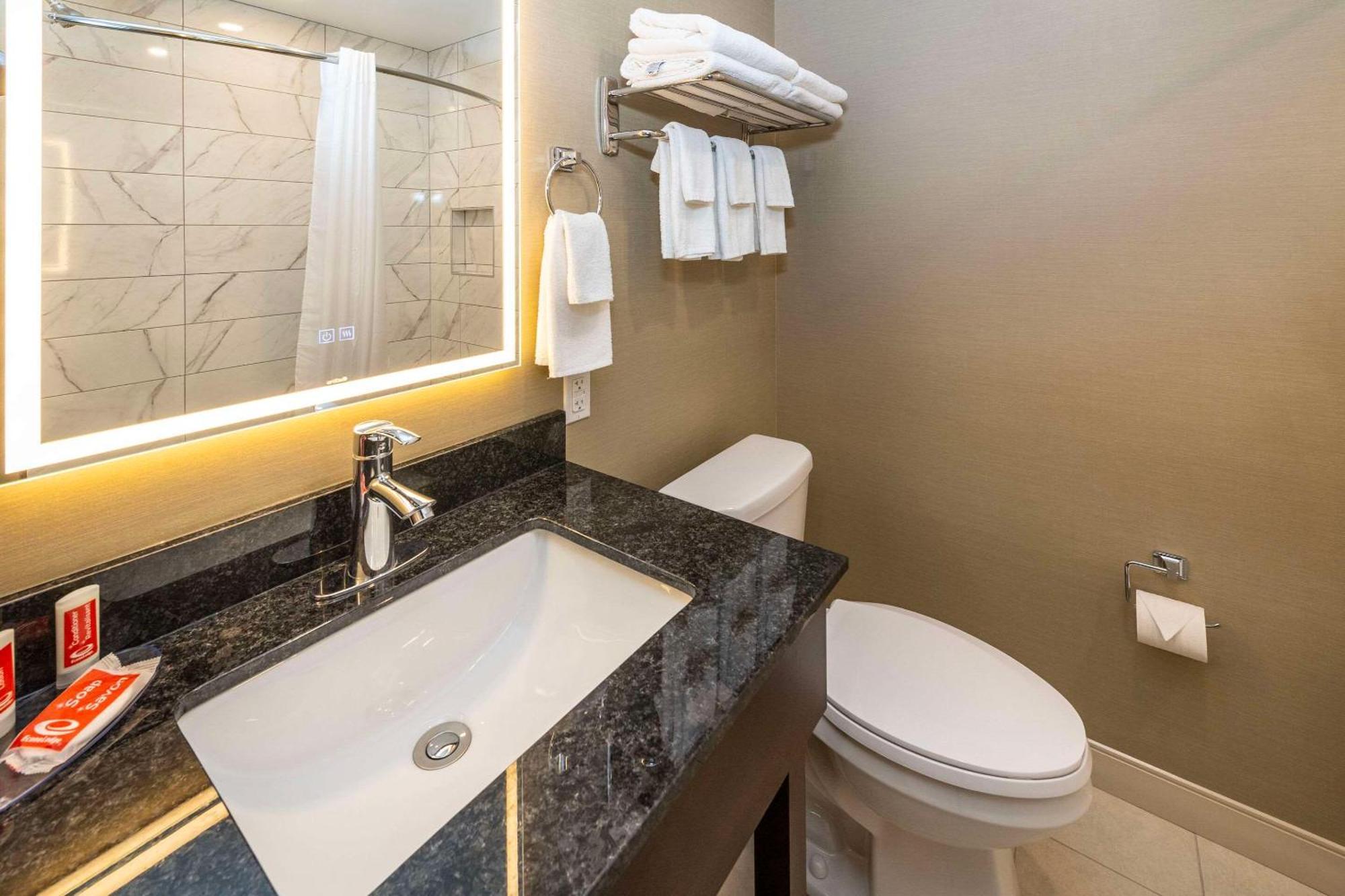 Econo Lodge Inn & Suites พินเชอร์ ครีก ภายนอก รูปภาพ
