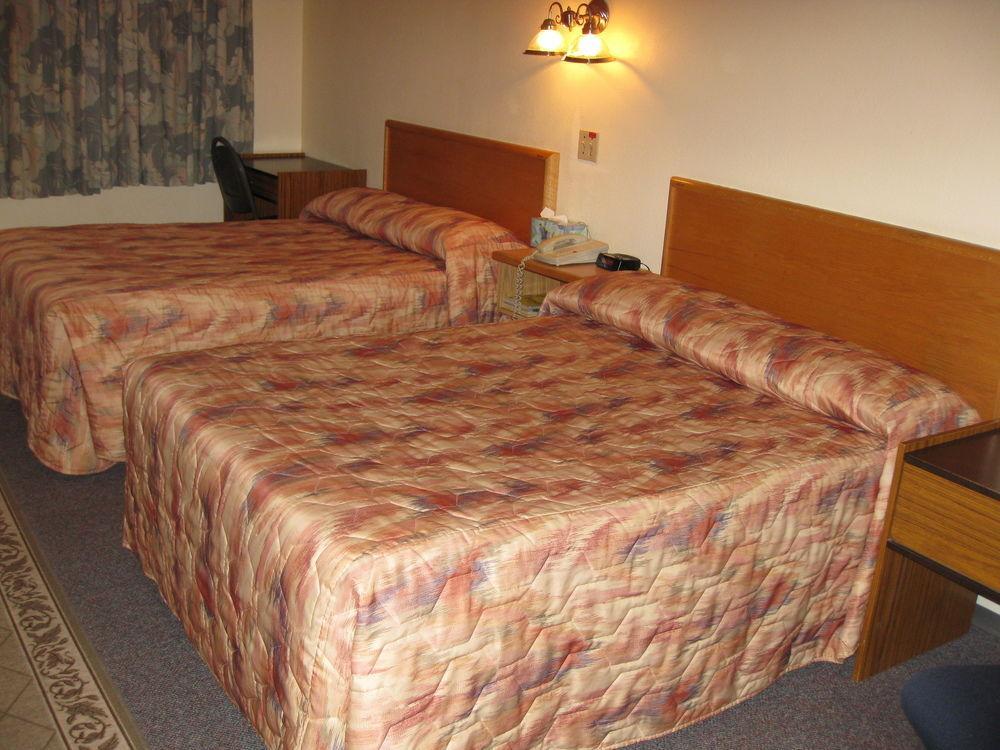 Econo Lodge Inn & Suites พินเชอร์ ครีก ภายนอก รูปภาพ
