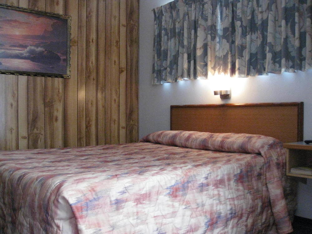 Econo Lodge Inn & Suites พินเชอร์ ครีก ภายนอก รูปภาพ