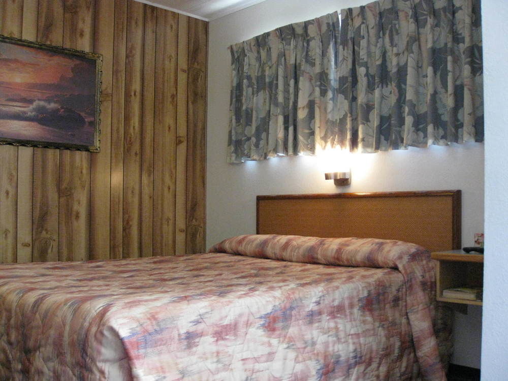 Econo Lodge Inn & Suites พินเชอร์ ครีก ภายนอก รูปภาพ