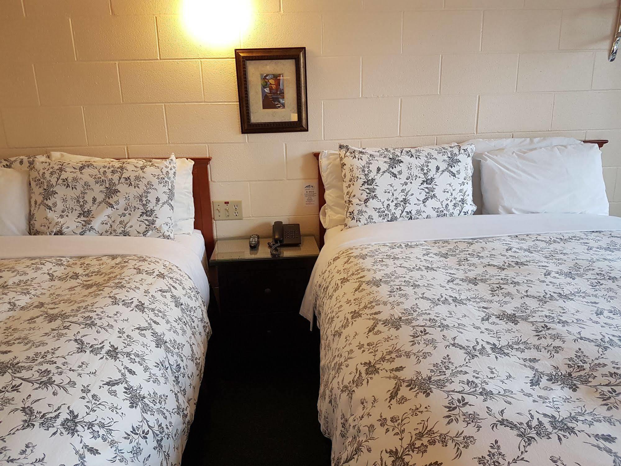 Econo Lodge Inn & Suites พินเชอร์ ครีก ภายนอก รูปภาพ