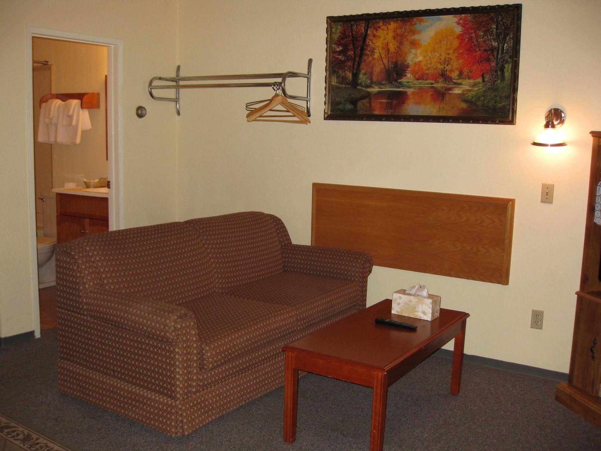 Econo Lodge Inn & Suites พินเชอร์ ครีก ภายนอก รูปภาพ